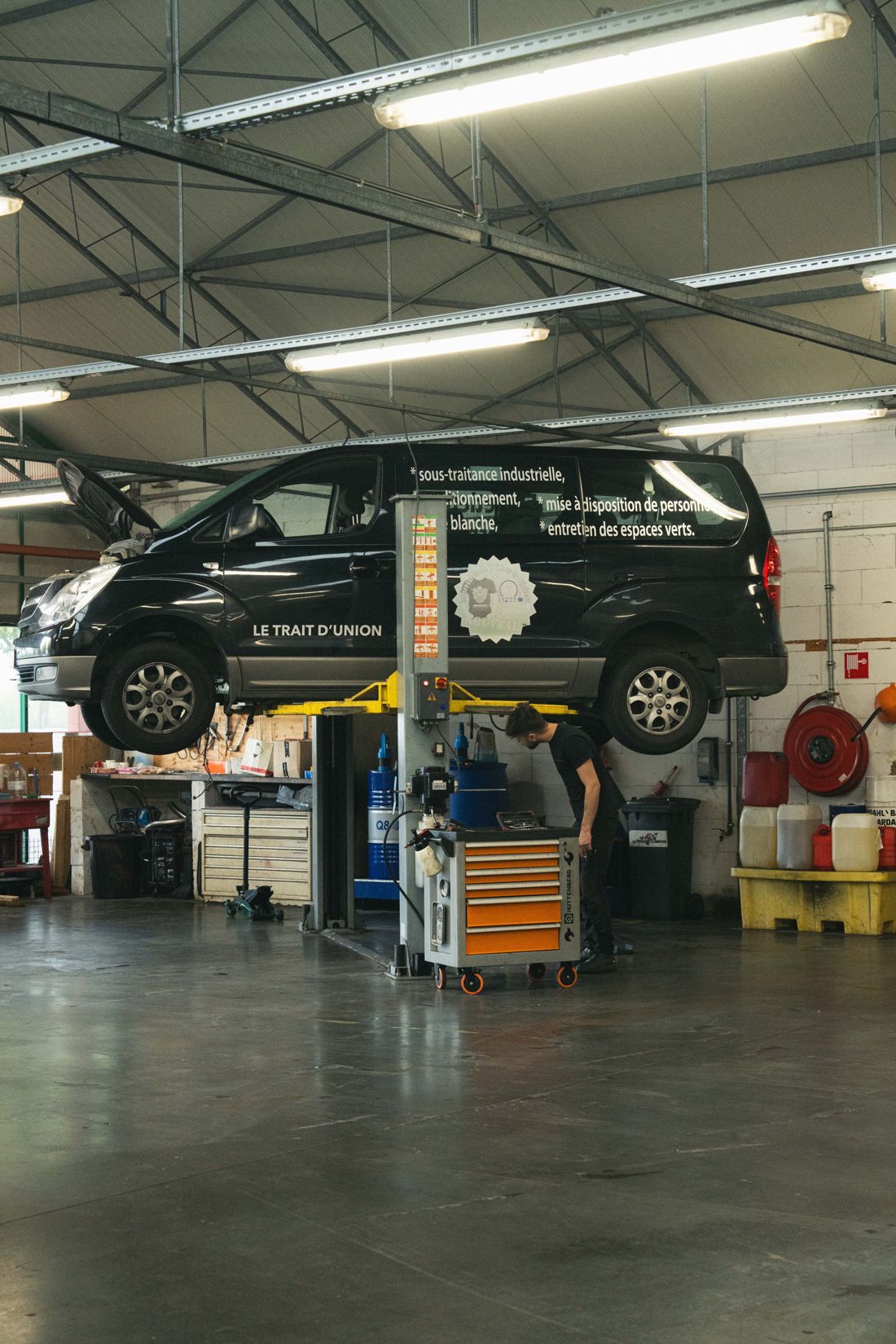 De werkplaats van Auto's Edition, een bestelwagen op de brug