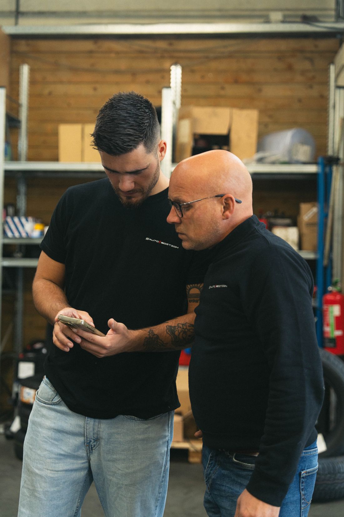 Jonathan en Gabriel in de werkplaats van Auto's Edition