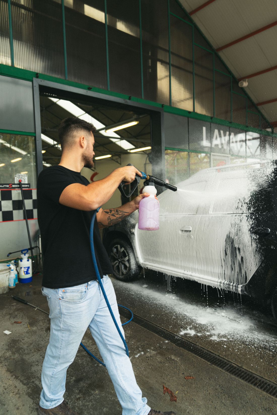 Een wagen wordt gewassen in de wasstraat van de garage