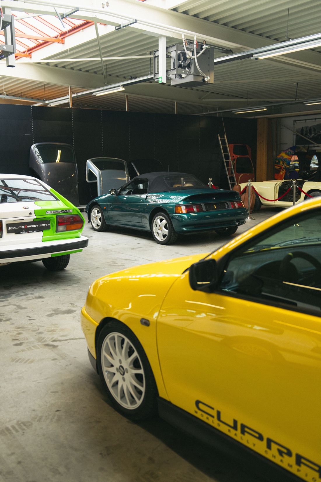 Verzamelwagens in de showroom van Auto's Edition